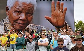 Pasaulis gedi mirusio Nelsono Mandelos