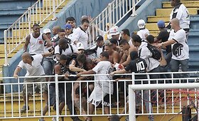 Brazilijoje dėl futbolo fanų mu&scaron;tynių buvo valandai sustabdytos varžybos