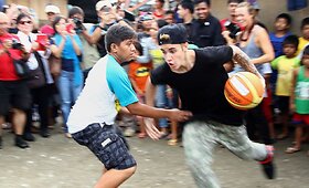 Justinas Bieberis kartu su filipiniečiais žaidė krep&scaron;inį skurdžioje aik&scaron;telėje 
