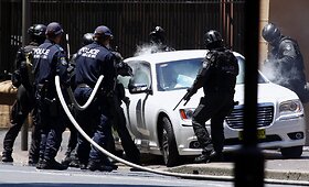 Australijos policija &scaron;turmavo prie valstijos parlamento susisprogdinti grasinusio vyro automobilį