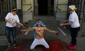 Madride prie bažnyčios protestavo &bdquo;Femen&ldquo; aktyvistės