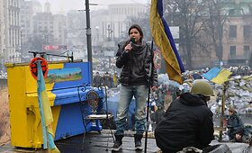 2004 metų &bdquo;Eurovizijos&ldquo; nugalėtoja Ruslana Lyžičko skambino Kijevo protestuotojų pianinu