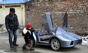 Kinijoje senelis savo anūkui sukonstravo elektrinį &bdquo;Lamborghini&ldquo;