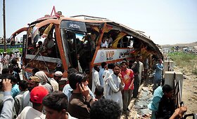 Pakistane ant autobusų stoties nukrito lėktuvas
