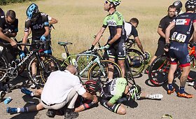 Masinė dviratininkų avarija penktajame &bdquo;Criterium du Dauphine&ldquo; lenktynių etape