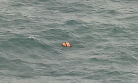 Ie&scaron;kant dingusio &bdquo;AirAsia&ldquo; lėktuvo Javos jūroje pastebėtas žmogaus kūnas ir nuolaužos