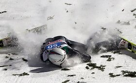 Labai nesėkmingas olimpinio čempiono Simono Ammanno &scaron;uolis su slidėmis