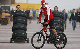 F. Alonso mina &bdquo;Ferrari&ldquo; dviračio pedalus