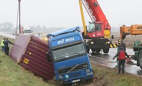 I&scaron; griovio i&scaron;trauktas avariją patyręs Estijos sunkvežimis