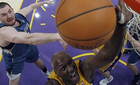 Rungtynių akimirkos tarp &bdquo;Lakers&ldquo; ir &bdquo;Timberwolves&ldquo; komandų
