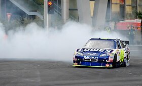 Galingi NASCAR automobiliai riedėjo Las Vegaso gatvėmis