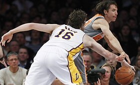 Po trijų pratęsimų Los Andželo &bdquo;Lakers&ldquo; komanda įveikė Finikso &bdquo;Suns&ldquo; klubą