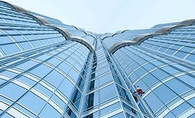&bdquo;Žmogus-voras&ldquo; įkopė į 818 metrų auk&scaron;čio dangoraižį &bdquo;Burj Dubai&ldquo;