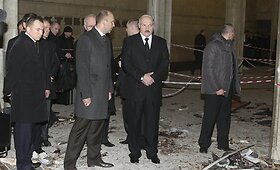 Minske prie metro stoties ne&scaron;amos gėlės ir deginamos žvakutės