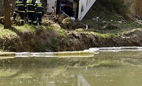 Prahoje nuo skardžio nukrito autobusas