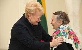 Dalia Grybauskaitė įteikė valstybinius apdovanojimus daugiavaikėms motinoms