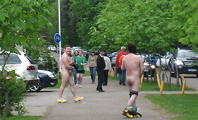 Nuogi olandų regbininkai lakstė Vilniaus Vingio parke