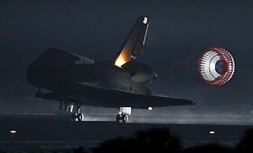 JAV erdvėlaivis &bdquo;Endeavour&ldquo; grįžo i&scaron; savo paskutinės misijos