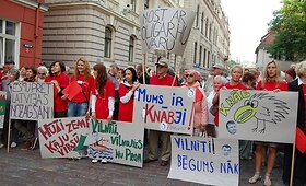 Latvijoje į piketą prie Seimo rūmų susirinko minia žmonių