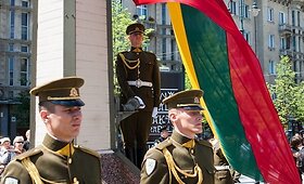 Vėliavos pakėlimo ceremonija didžiųjų netekčių atminimo proga