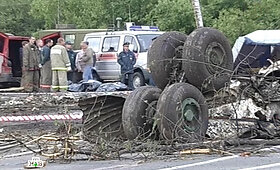 Nepataikęs į Petrozavodsko oro uostą, Rusijoje sudužo keleivinis lėktuvas Tu-134