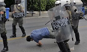 Atėnuose protestuotojai vėl susirėmė su policija