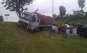Vilniuje vilkikas važiavo prie&scaron; eismą ir taranavo automobilius