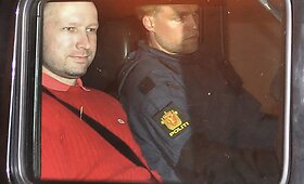 Norvegijoje žudynėmis įtariamas A.B.Breivikas atvežtas į teismo pastatą