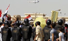 Buvęs Egipto prezidentas Hosni Mubarakas atskraidintas į teismo posėdį