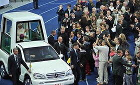 Berlyno stadione Popiežius Benediktas XVI aukojo mi&scaron;ias daugiatūkstantinei miniai