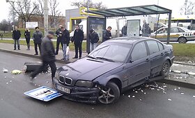 Nesuvaldytas BMW automobilis rėžėsi į stotelę  