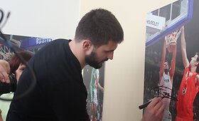 Linas Kleiza dovanojo sporto ir kino sales