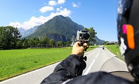 Žvilgsnis nuo motociklo besivejant Lietuvos rinktinės autobusą 