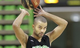 Pirmoje treniruotėje Tony Parkerį sutiko būrys žurnalistų