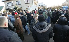 Penktadienį prie Kedžių namų susirinko minia žmonių