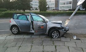 Vilniuje &bdquo;CityBee&ldquo; rėžėsi į stulpą ir užsidegė