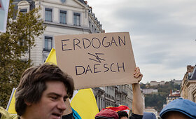Tūkstančiai žmonių Europos miestuose dalyvavo protestuose prie&scaron; Turkijos puolimą Sirijoje