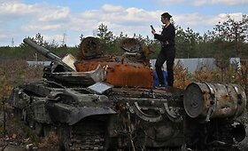 Rusijos tankų kapinės Ukrainoje traukia smalsuolius