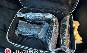 Su lagaminu narkotinių medžiagų sulaikyti &bdquo;turistai-sodininkai&ldquo;
