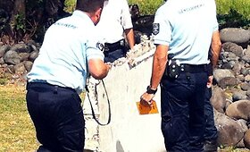 Rasta dingusio Malaizijos lėktuvo sparno nuolauža