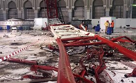 Tragedija Saudo Arabijoje: virsdamas kranas užmu&scaron;ė de&scaron;imtis žmonių