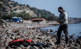 Jūra į Turkijos paplūdimius i&scaron;metė nuskendusių migrantų vaikų kūnus