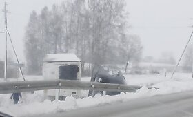 Prie Kelmės vilkikas nuvažiavo nuo kelių