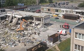 Griaunant &bdquo;Maximos&ldquo; pastatą Klaipėdoje eskavatorius įkrito į rūsį