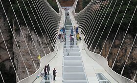 Kinijoje turistus vilioja kvapą gniaužiantis 430 metrų ilgio stiklinis tiltas