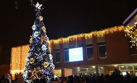 Trakuose įžiebta Kalėdų eglė