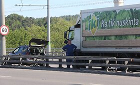 Avarija Vilniuje: du sunkvežimiai rėžėsi į &bdquo;Opel&ldquo;