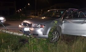 Vilniuje &bdquo;Audi&ldquo; rėžėsi į medį