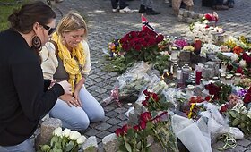 Norvegijoje žmonės gedi žuvusiųjų per sprogimą ir ginkluotą i&scaron;puolį