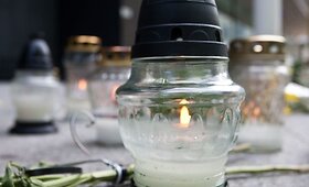 Prie Norvegijos ambasados Vilniuje ne&scaron;amos gėlės ir deginamos žvakutės 